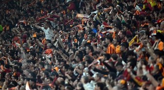 Galatasaray'ın iki yıldızı taraftarın gazabından kurtulamadı