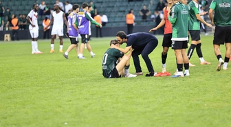 Gaziantep FK'yı 2-0 yenen Kocaelispor'da Selçuk İnan, Berkan Kutlu'yu alnından öptü