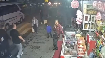 Gaziosmanpaşa'da taciz iddiası sonrası sokak ortasında saldırı! Çift darbedildi, o anlar kamerada