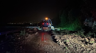 Giresun Görele'de toprak kayması iki otomobile zarar verdi, sahil yolu açıldı