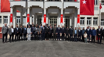 Hakkari Yüksekova'da Gaziler Günü programında Atatürk Anıtı'na çelenk sunuldu