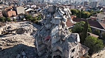 İstanbul Küçükçekmece'de 6 katlı bina kendiliğinden çöktü, 2 kişi yaralandı