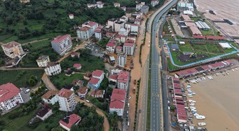 İyidere'de menfezler tıkanınca yollar göle döndü, Rize'de sel araçları suda bıraktı