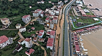İyidere'de menfezler tıkanınca yollar göle döndü, Rize'de sel araçları suda bıraktı