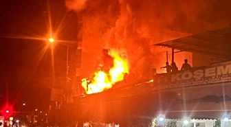 İzmir'de fırının bacası temizlenirken yangın çıktı! Kıvılcım çatı katındaki odunlara sıçradı
