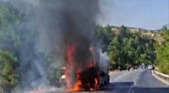 Kahramanmaraş Onikişubat'ta seyir halindeki kamyon alev alev yandı