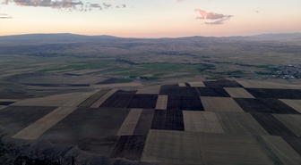 Kars Akyaka'da halı desenlerini andıran tarlalar dronla görüntülendi