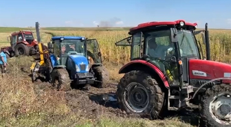 Kars Akyaka'da mısır tarlasına saplanan traktör 2 traktörle kurtarıldı