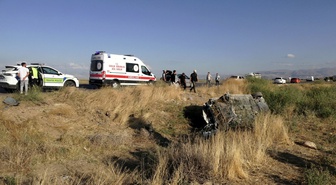 Kayseri Yeşilhisar'da refüje çarpan otomobil şarampole devrilince 3 kişi yaralandı