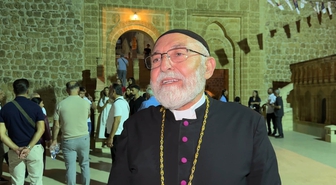 Kıbrıs gazisi Süryani papaz Habib Önder, kolundaki 2 şarapnel parçasıyla Mor Gabriel'de ayin yönetti