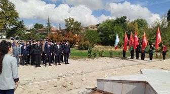 Kırıkkale Karakeçili'de Gaziler Günü töreninde Kaymakam ve Başkan çelenk sundu