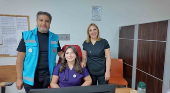 Kütahya Gediz'de hemşire çiftin kızı, acil tıp hekimi olarak göreve başladı