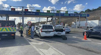 Kuzey Marmara Otoyolu Odayeri gişelerinde 4 araç zincirleme kazaya karıştı, 2 kişi yaralandı
