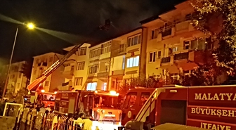 Malatya Yeşilyurt'ta 4 katlı binanın çatısında çıkan yangın söndürüldü