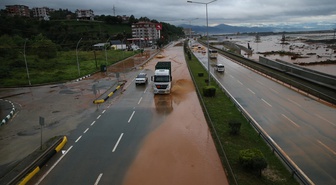 Rize'de sağanak su baskınına ve heyelana yol açtı, İyidere'de 7 ev tahliye edildi