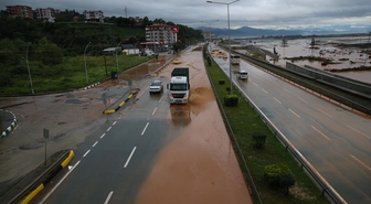 Rize'de sağanak su baskınına ve heyelana yol açtı, İyidere'de 7 ev tahliye edildi