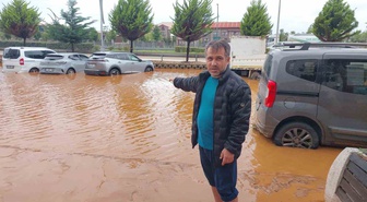 Rize İyidere'de sel, Hayati Dursun'un 2 gün önce aldığı SUV'u sular altında bıraktı
