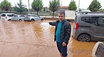 Rize İyidere'de sel, Hayati Dursun'un 2 gün önce aldığı SUV'u sular altında bıraktı