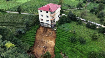Rize Pazar'da heyelan 3 katlı konutu askıda bıraktı, tahliye kararı yok