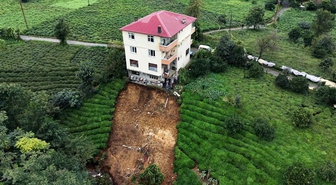 Rize Pazar'da heyelan 3 katlı konutu askıda bıraktı, tahliye kararı yok