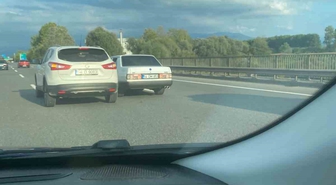 Sakarya'da sürücü sinyalsiz şerit değiştirip teğet geçti, anlar kameraya yansıdı