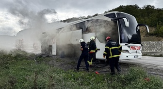 Samsun Kavak'ta yolcu otobüsünde yangın söndürüldü, araç kullanılamaz hale geldi