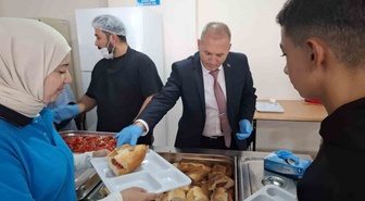 Sarıgöl İlçe Milli Eğitim Müdürü, pansiyonda öğrencilere kepçeyle yemek ikram etti