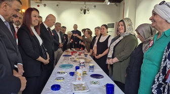 Şehit anneleri ve gazi eşlerinden seramik sergisi