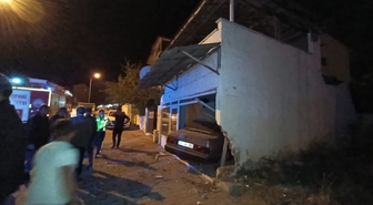 Sivas Suşehri'de otomobil garaj duvarına çarptı, 2 kişi yaralandı