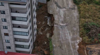 Trabzon'da sağanak su baskınlarına yol açtı, bir sitenin istinat duvarı çöktü
