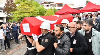 Trafik kazasına müdahale ederken şehit olan polis memuru Sarıyalçınkaya son yolculuğuna uğurlandı