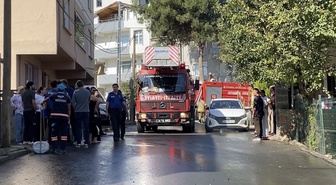 Tuzla Aydınlı'da 2 katlı binanın çatısında yangın çıktı, itfaiye söndürdü