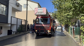 Tuzla Aydınlı'da 2 katlı binanın çatısındaki yangın söndürüldü, mutfak tüpü çıkarıldı