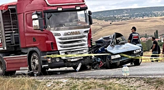 Yozgat Kadışehri'de tırla çarpışan otomobilde 1 kişi hayatını kaybetti, 2 yaralı var
