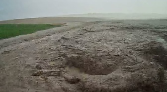 Yozgat Şefaatli'de sel Kuzayca'da beton tankerini devirdi, tarlalara zarar verdi