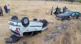 Aksaray'da Karaören köy yolunda iki otomobil şarampole devrildi, 5 kişi yaralandı.