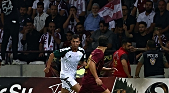 Aliağa Futbol, Elazığspor'a 5-0 yenilerek liderliği rakibine kaptırdı