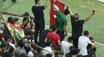 Amedspor tribünlerinde anlamlı görüntüler
