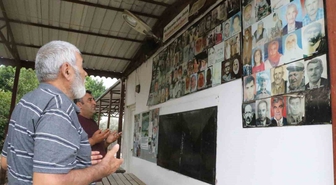 Antalya Aksu'da vefat edenlerin fotoğrafları 8 yıldır köy meydanında duvara asılıyor