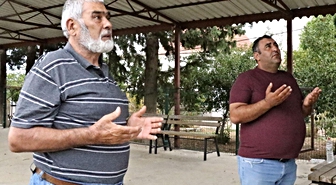 Aksu'da vefat edenlerin fotoğrafları 8 yıldır köy meydanında duvara asılıyor