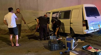 Antalya Gazipaşa'da kontrolden çıkan panelvan pazarcı sürücüyü yaraladı