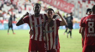 Antalyaspor, sahasında Van Spor FK'yı 3-0 mağlup ederek puanını 12'ye yükseltti
