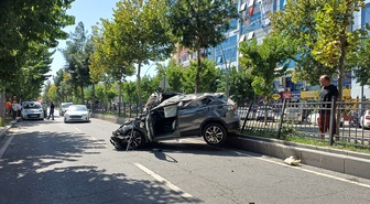 Batman'da Turgut Özal Bulvarı'nda SUV, hafif ticari araçla çarpıştı; 1 kişi yaralandı