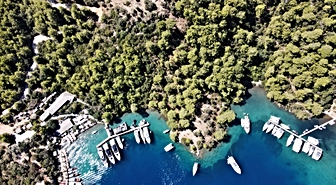 Bedri Rahmi Eyüboğlu'nun 1974'te çizdiği balık figürü Dalaman'da turistleri çekiyor