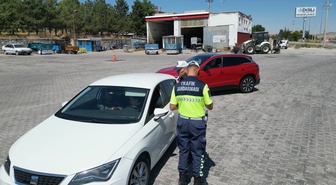 Bolvadin'de jandarma trafik ekipleri her gün giriş çıkış noktalarında denetim yapıyor