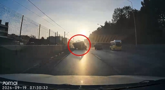 Bursa'da kamyonet, hafif ticari aracı otomobilin üstüne devirdi; 2 yaralı