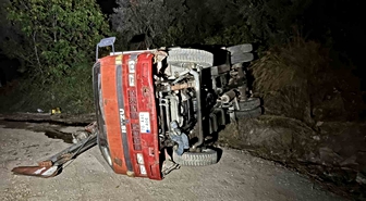Bursa Mudanya'da devrilen iş makinesinde sıkışan sürücü arkadaşlarınca kurtarıldı