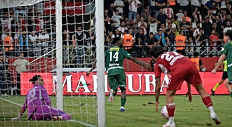 Bursaspor, Batman Petrolspor'u Iheanacho'nun 2 golüyle 2-1 yendi
