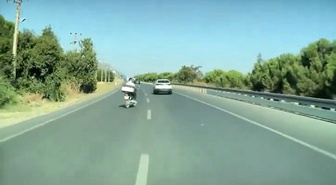 Denizli-Afyonkarahisar yolunda otomobilin önüne çıkan motosiklet kazaya yol açmadı