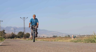 Hatay'da 85 yaşındaki Hacı Bayram Yıldız, 35 yıldır bisikletle günde 20 km yol kat ediyor.